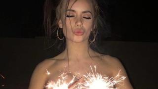 Сгрейте се със СНИМКИ на красавици без сутиени (18+)