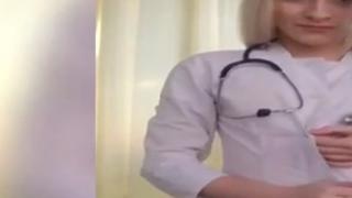 Мрежата се взриви от ВИДЕО на млада и секси лекарка, която се съблича гола