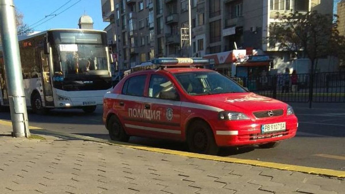 Вижте как нагло паркират полицаите в Пловдив