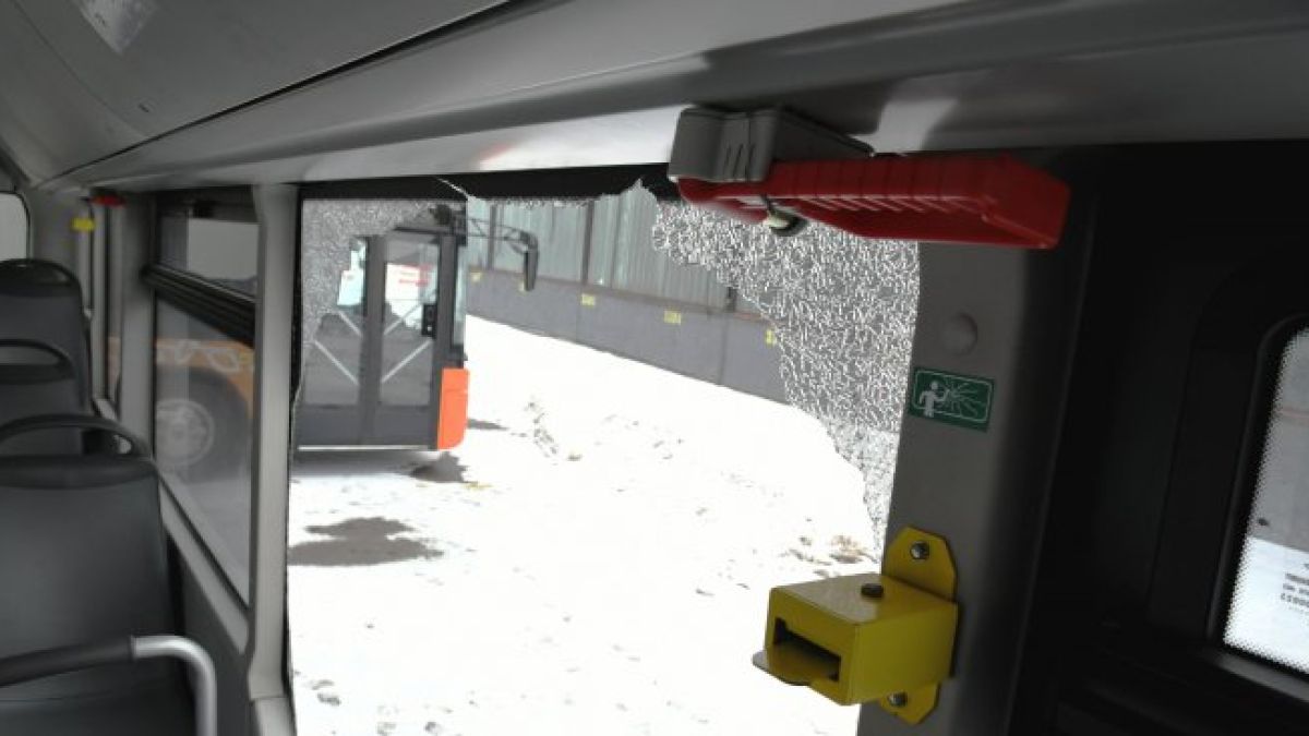 Автобус се вряза в паркирана кола в Пловдив