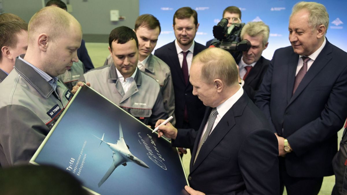 Путин предложи създаване на граждански вариант на ракетоносеца Ту-160 "Белият лебед"