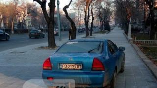 Простащина: Така паркират под тепетата!