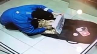 Доставчик на пици влезе в асансьора и камера за видеонаблюдение засне какви ги върши там (ВИДЕО)