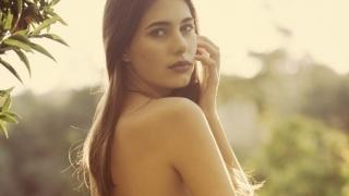 Катрин се загуби чисто гола в райската градина (СНИМКИ 18+)