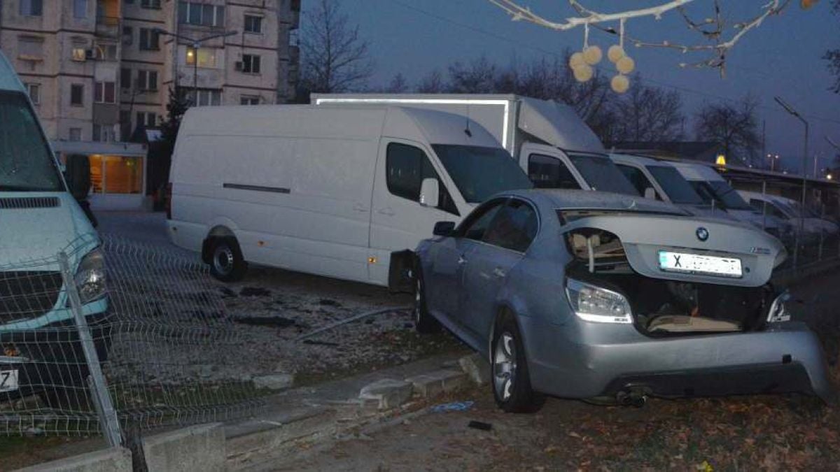 Джигит даде газ на БМВ-то и се заби в автокъща, помля дърво и два микробуса (СНИМКИ)