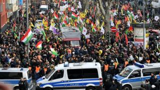 Кьолн на косъм от масова касапница след протест на 15 хиляди кюрди срещу Турция в Сирия (ВИДЕО)