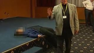 Бесен екшън след победата на чешкия президент! Член на екипа му припадна от алкохол, а после настана страшно меле (ВИДЕО)