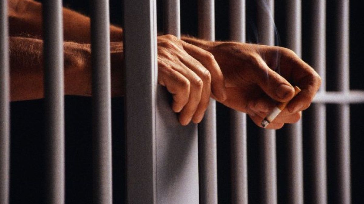 Мъж от Гоце Делчев изкрещя „сега ще те утрепа, ще те заколя“ и смаза жена си пред детето им