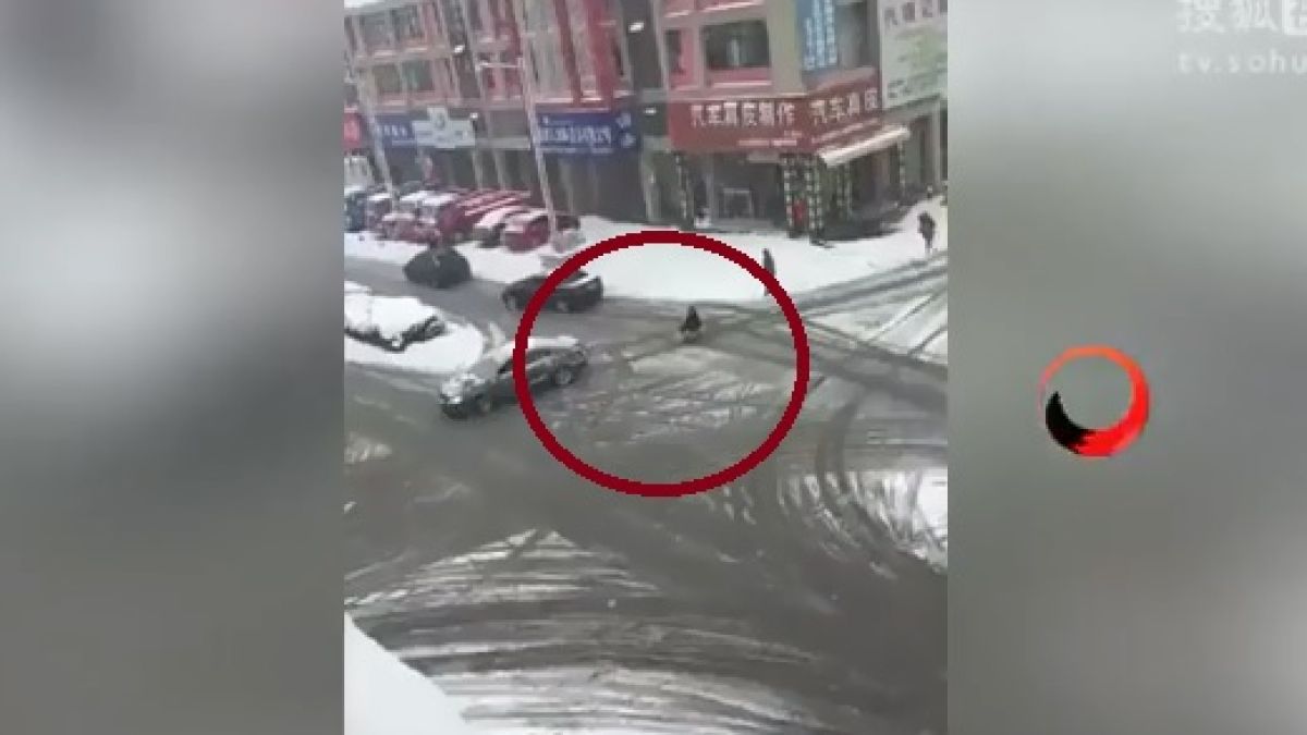 Това ли е най-големият глупак на света? Тръгна да се пързаля зад кола и се преби (ВИДЕО)