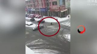 Това ли е най-големият глупак на света? Тръгна да се пързаля зад кола и се преби (ВИДЕО)