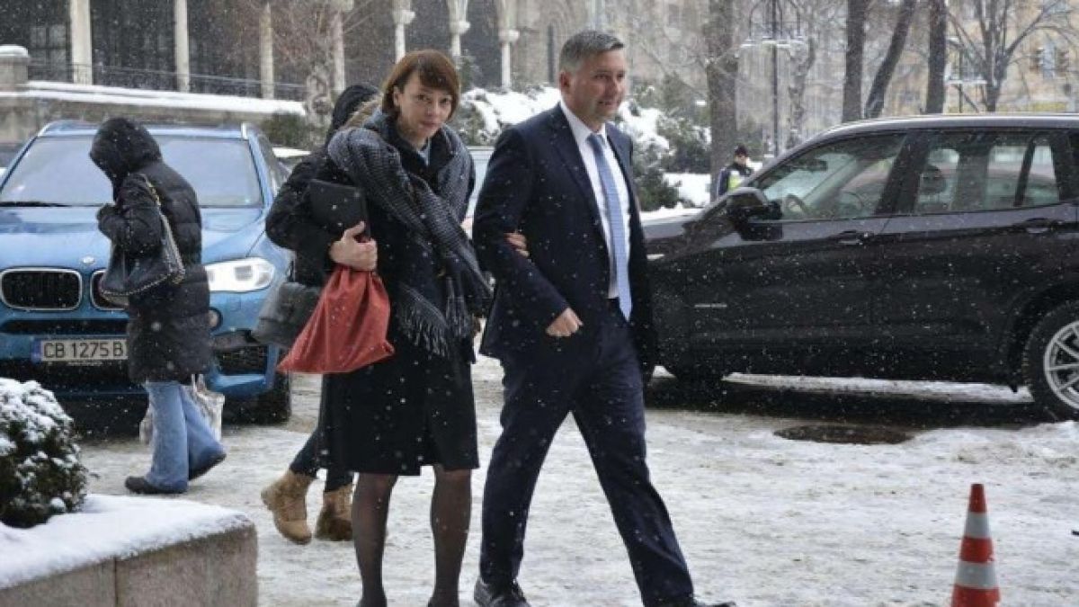 На гърба на президента и премиера "Капитал" събира по 700 лева за събитие
