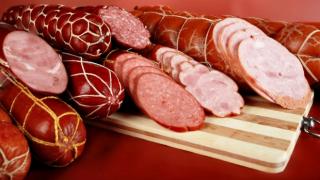 Пенсионерски клубове завъртяха бизнес със салами и консерви