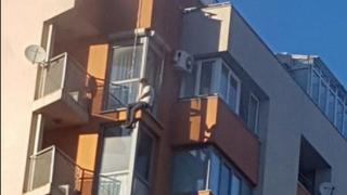 Извънредно в БЛИЦ TV: Бесен екшън в София! Мъж се опитва да се самоубие в Студентски град (ЕКСКЛУЗИВНО ВИДЕО)