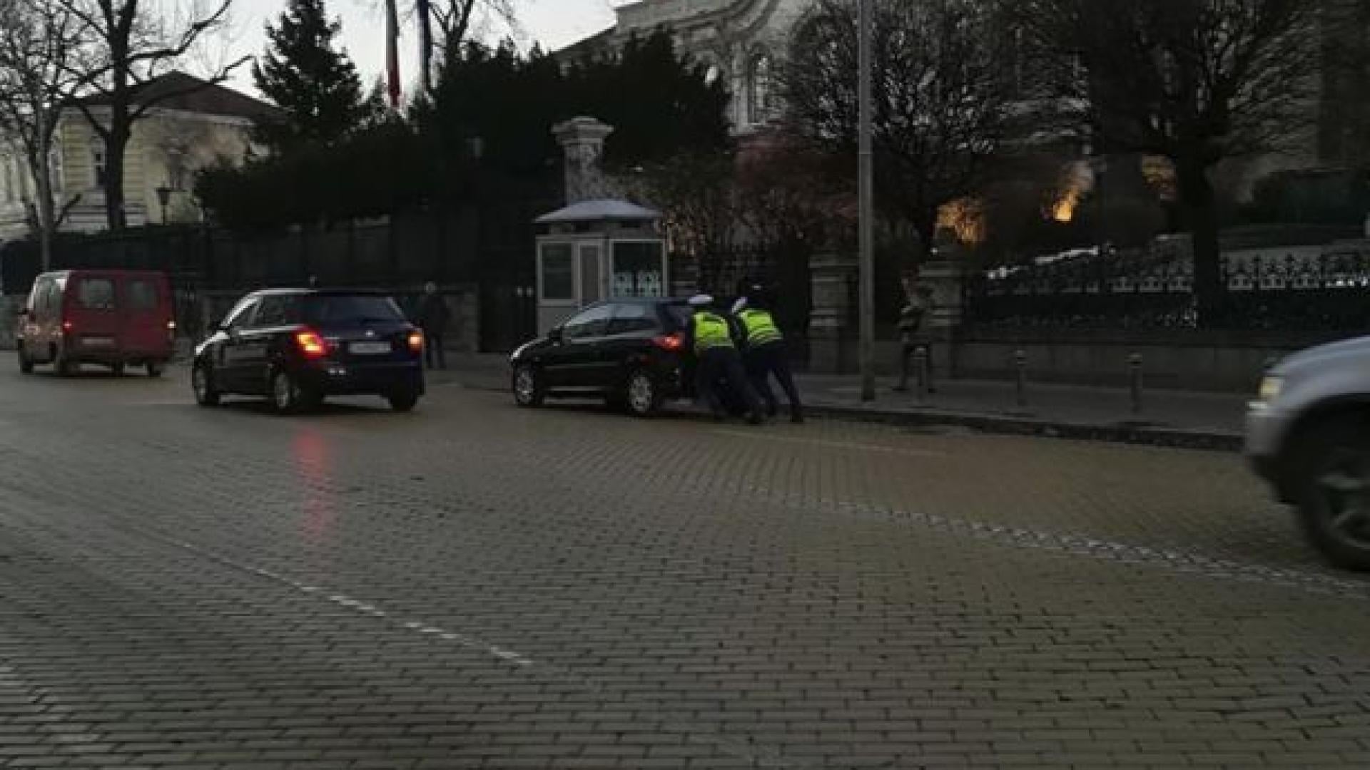 Столични ченгета предизвикаха бурна дискусия във Фейсбук с тази си постъпка (СНИМКА)