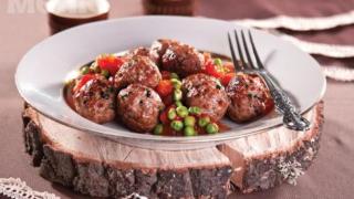 Сочни, ароматни и апетитни! Тези кюфтенца с грах и доматки пленяват сетивата!