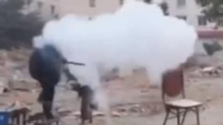 Стремеж към полет: Мъж седна върху буре с барут и се изстреля (ШОКИРАЩО ВИДЕО 18+)