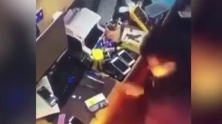 Истинско ли е това ВИДЕО? Какво се случва с телефон по време на ремонт на батерията 