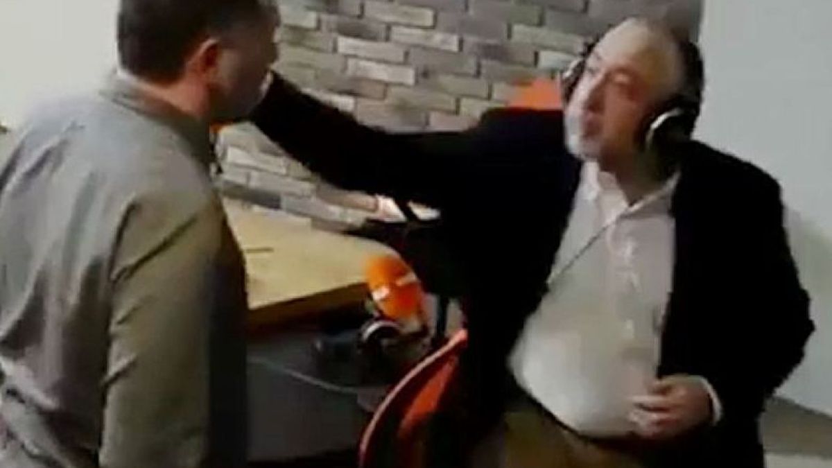 Бой в ефир: Двама журналисти се замлатиха с юмруци след спор в студиото (ВИДЕО 18+)