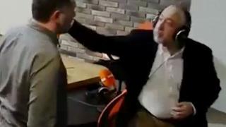 Бой в ефир: Двама журналисти се замлатиха с юмруци след спор в студиото (ВИДЕО 18+)