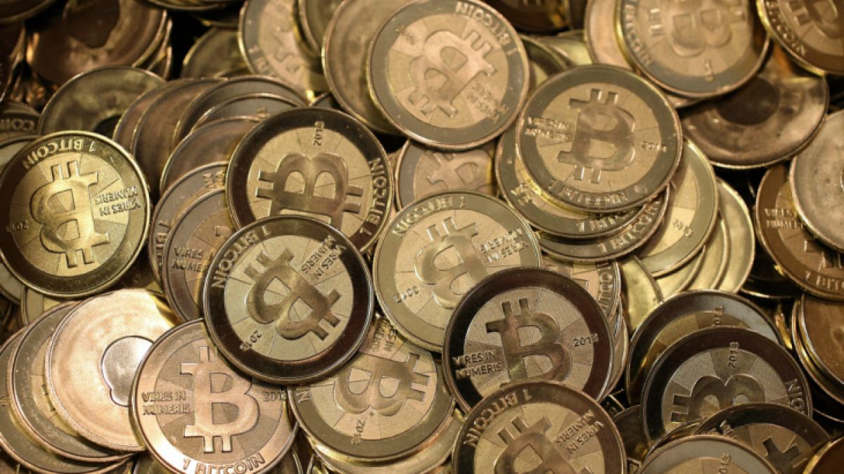 Курсът на биткойна отново падна   