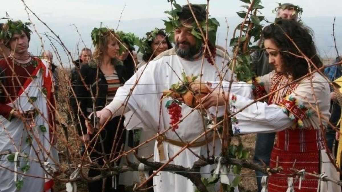 Голям празник е днес, черпят 6 хубави имена и всички лозари!