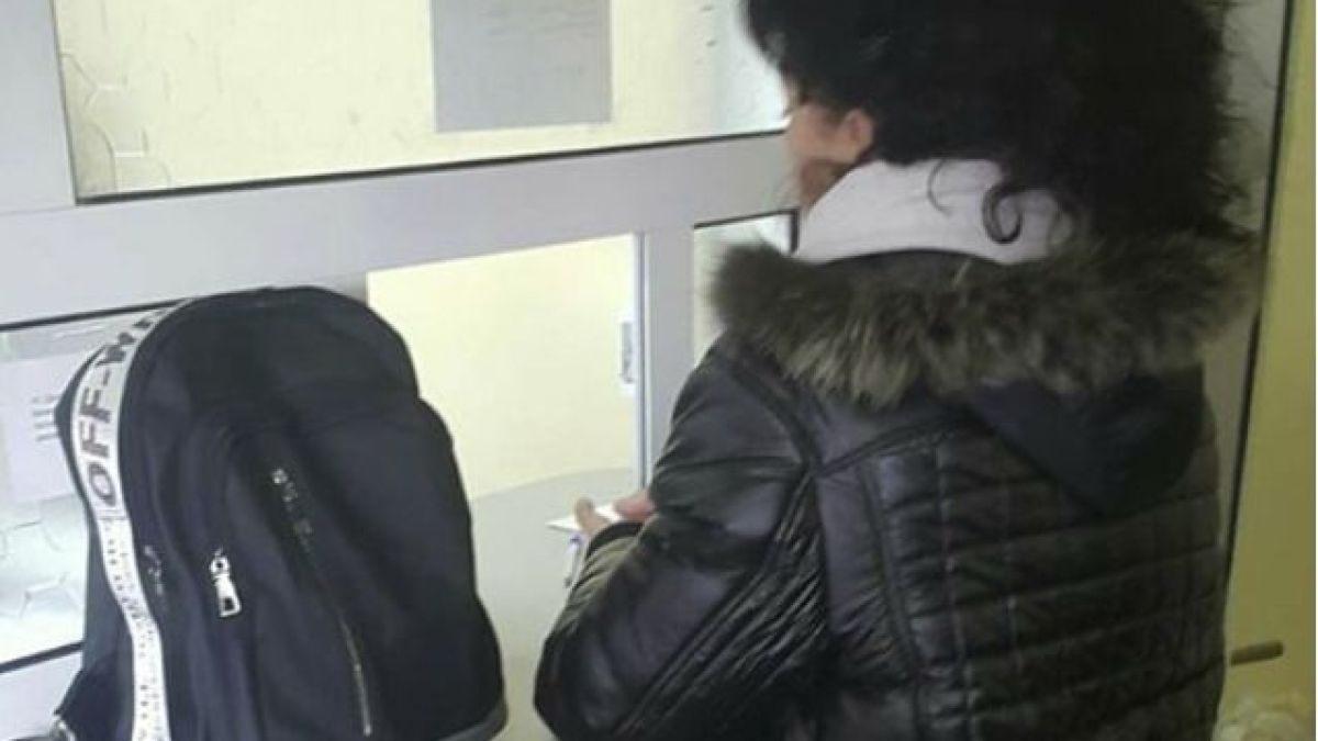Касиерка от АПИ затвори гишето, за да брои жълти стотинки за три винетки 
