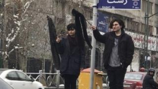 Нещо невиждано от 40 години се случва в Иран! Жени излизат по улиците и демонстративно свалят бурките си (СНИМКИ/ВИДЕО)