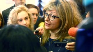 Екатерина Захариева се обадила на Румен Радев малко преди да пристигне македонският президент, казала му, че...