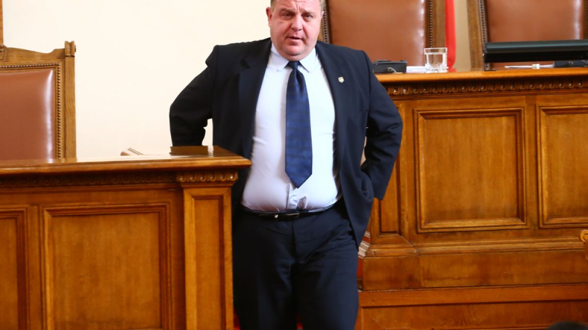 Каракачанов готов да прибере граничарите в МО, за да ги спаси от екстрадиция в Турция