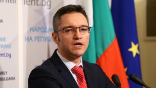 Вигенин огласи какво извършват тайно Петков и Василев в момента