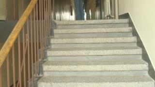 Семейство чуваше странни звуци от стълбището в дома си, скрита камера запечата нещо ужасяащо