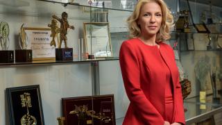 Главният изпълнителен директор на Пощенска банка Петя Димитрова с приз „Буров“ за 2017 г.