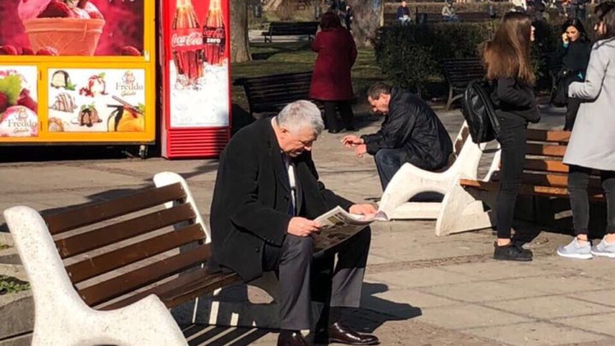Безобразие! Потомъкът на Жан Виденов Румен Гечев се препича пред Народния театър, това ли му е работното място? (СНИМКИ)