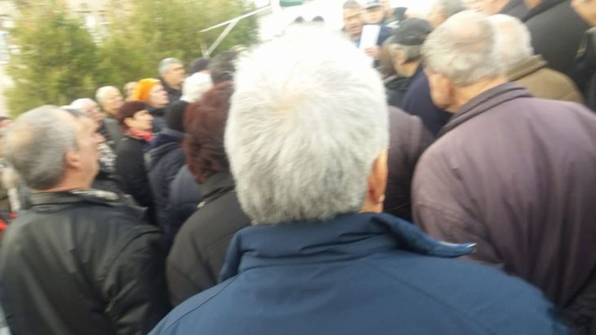  БЛИЦ TV: Бунтовна Перущица въстана срещу кмета от Реформаторския блок, викове "Оставка!" огласят площада