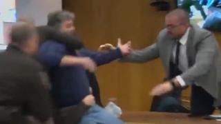 Опозорен баща на три момичета се хвърли да бие доктора-педофил Насър в съда (ВИДЕО)