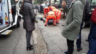 В Мачерата е страшно! Черно „Алфа Ромео” обикаля улиците, стрелят по мигранти, а кметът зове всички да не излизат от домовете си (СНИМКИ/ВИДЕО)
