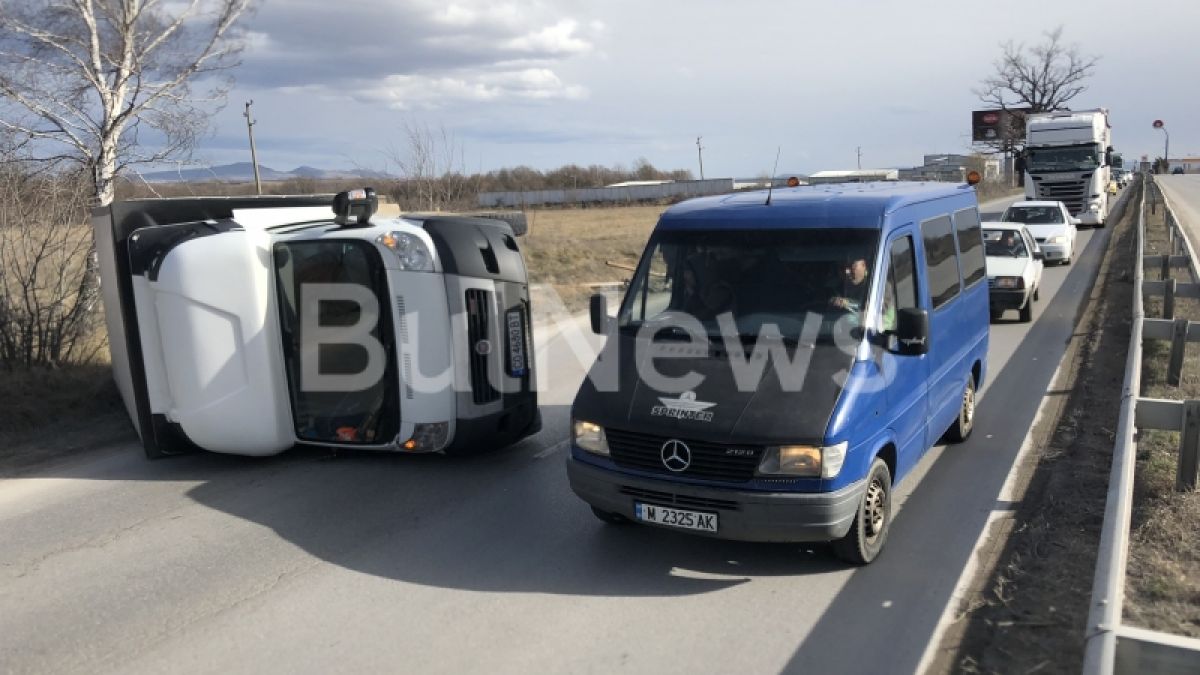 Апокалипсисът помете Враца! Циклонът обръща камиони наред, билбордове и ламарини падат - едва не обезглавиха двама мъже, линейки летят към спешното (СНИМКИ/ВИДЕО)
