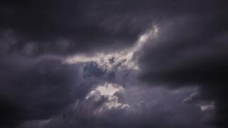Става още по-зле! През нощта започват дъждове, нахлува студен въздух
