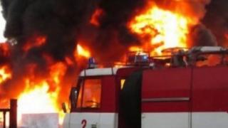 СИГНАЛ ДО БЛИЦ: Страшен пожар край София, гори триетажна къща в Подгумер