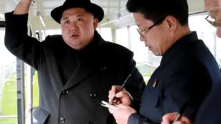Ким Чен Ун и съпругата му се возиха на тролей из нощния Пхенян (ВИДЕО)