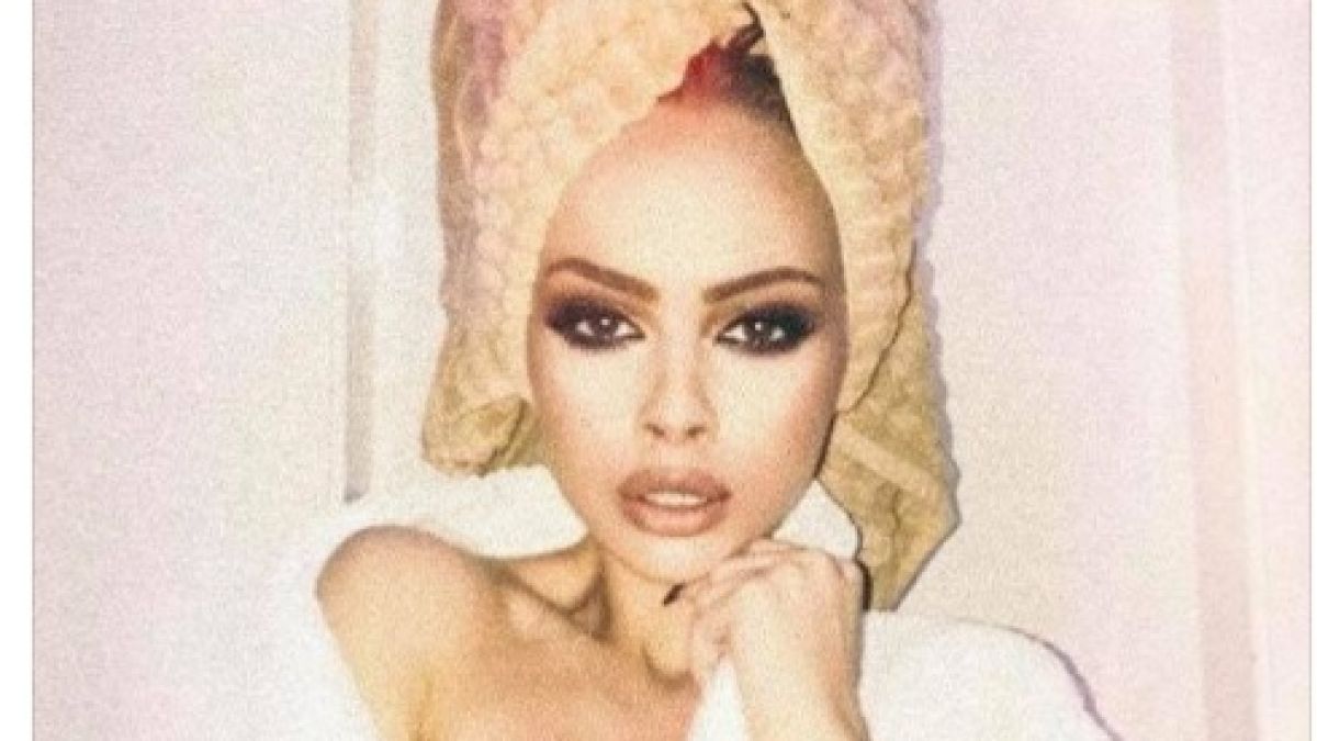 Първо в БЛИЦ! Сузанита се съблича чисто гола за "лайкове" (СНИМКА)