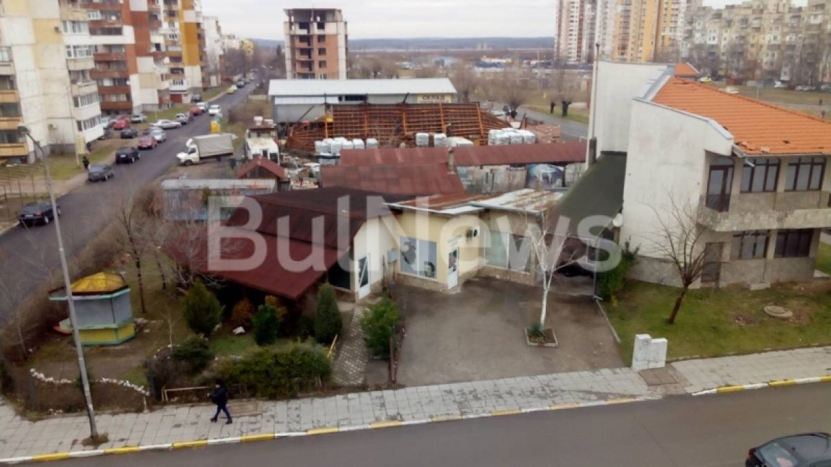 Стихията вдигна покрива на голям склад във Враца и го стовари върху съседен имот (СНИМКИ)