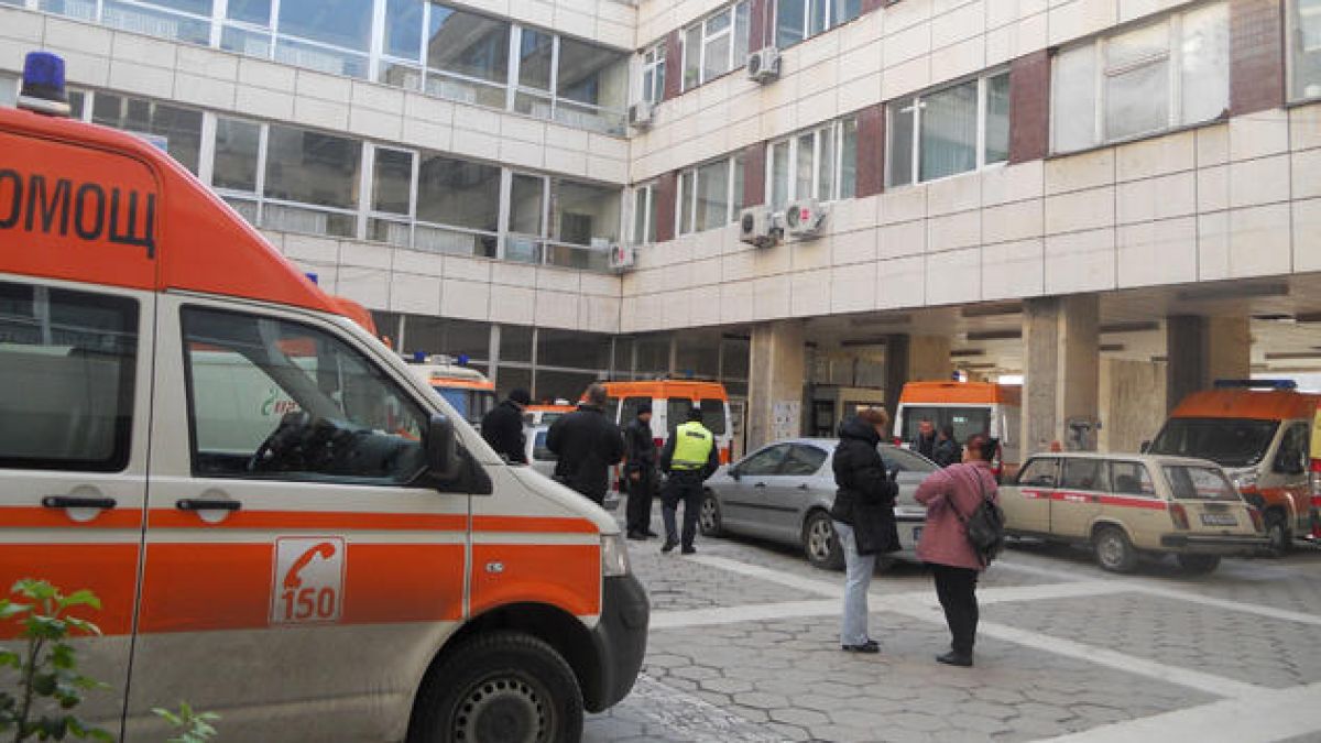 Млад разлогчанин спря служебната кола, отвори вратата и се строполи на земята 