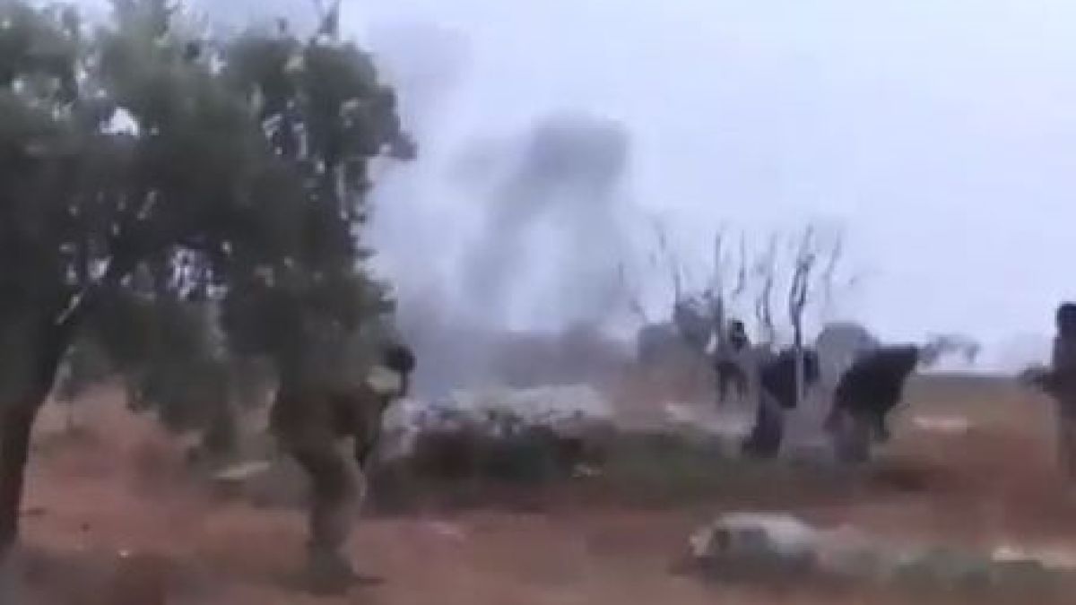 В мрежата се появи ВИДЕО, запечатало неравния последен бой на пилота след падането на Су-25 с въоръжените до зъби джихадисти
