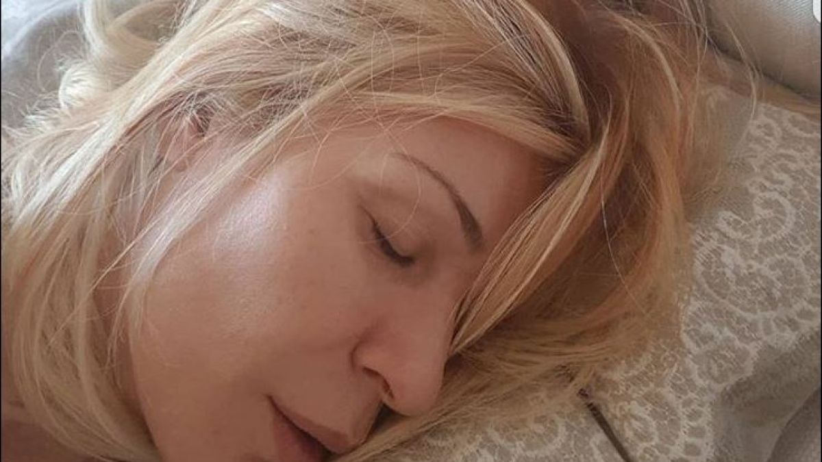 Гала разбуни мрежата с натурална своя СНИМКА в леглото! Последваха противоречиви коментари