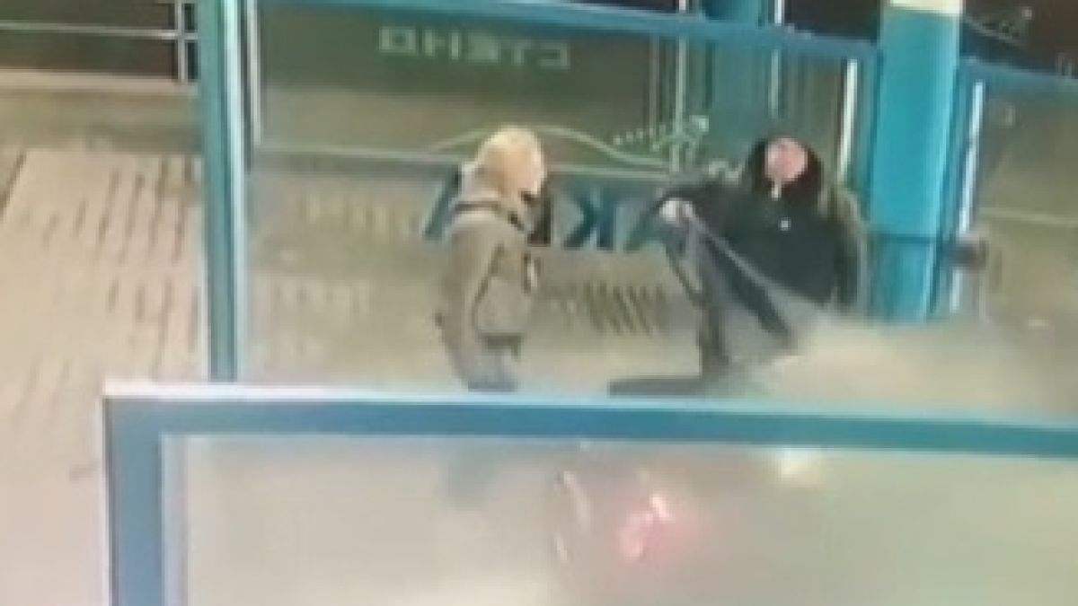 Момиче спретна скандал на мъж на автомивка, той обаче й разказа играта (ВИДЕО)