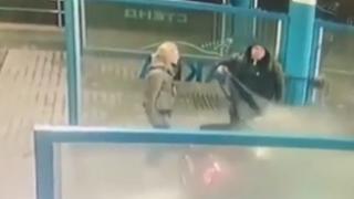 Момиче спретна скандал на мъж на автомивка, той обаче й разказа играта (ВИДЕО)