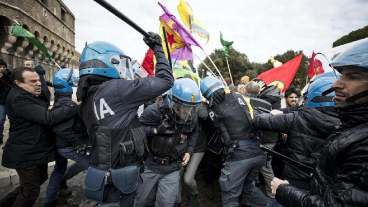 Във Ватикана е страшно: Кръв, бой и арести заради Ердоган (СНИМКИ)