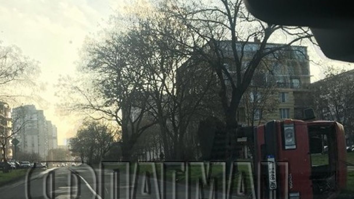 Бус се обърна след зверски удар в Бургас (СНИМКИ)