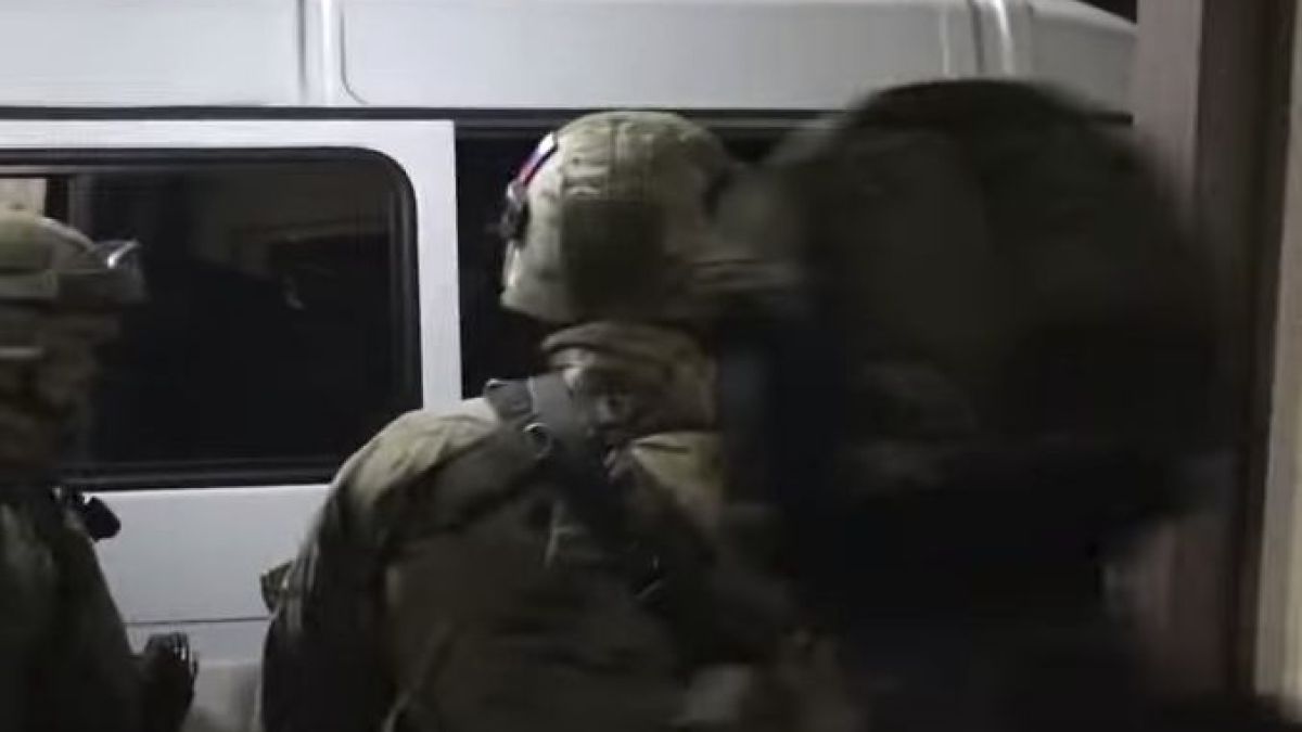 Министри с белезници след спецакция в Дагестан, в дома на премиера откриха златен пищов (ВИДЕО)